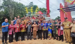 Gerbang Tama Ka' Lawakng, Gerbang Megah Khas Suku Dayak Batas Singkawang - Bengkayang