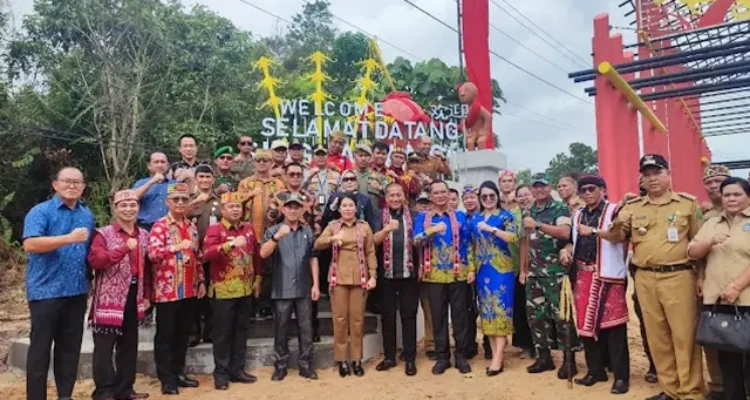 Gerbang Tama Ka' Lawakng, Gerbang Megah Khas Suku Dayak Batas Singkawang - Bengkayang