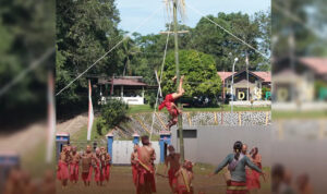 Panjat Aur Terbalik (Panjat Bambu Terbalik) Tradisi Yang Terus Diwarisi Oleh Suku Dayak Bidayuh